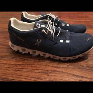 On cloud running/leisure shoe